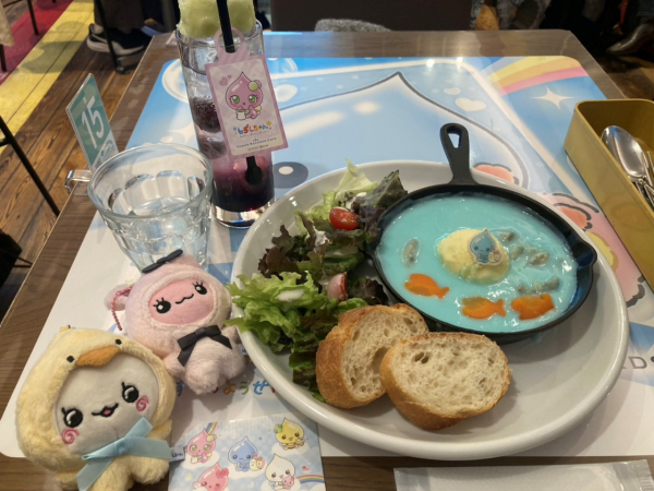 しずくちゃんというキャラクターが大好きで、グッズ集めにハマっています。この写真はコラボカフェに行って来た時の写真です！