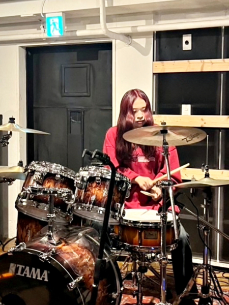 趣味はドラムを叩くことです！大学から始めたので、歴は浅いですが、今でも休みの日にスタジオに行って練習しています♪