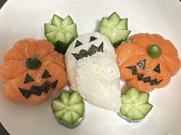 SNSで見つけた可愛い料理をまねして作るのが好きです。これはハロウィンの時につくったお寿司です。
