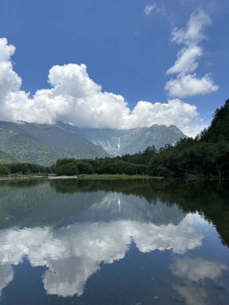 きれいな自然を見に行くことが大好きです。奇麗なものを見るととても気持ちがスッキリします。