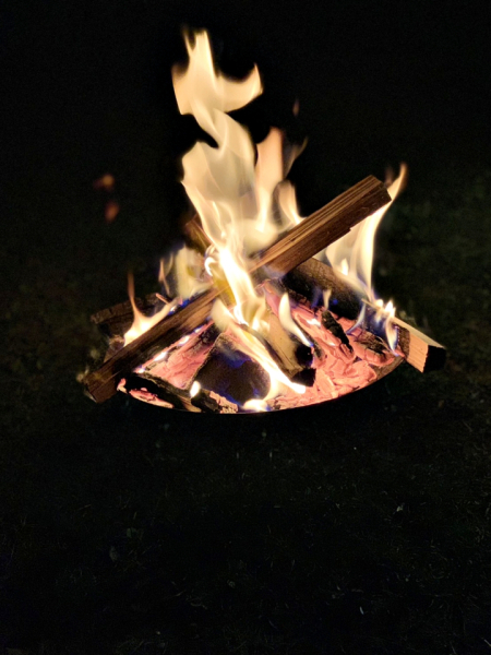 趣味のキャンプの写真です。
冬の寒い夜は焚火をします。暖かくて、見ているだけで癒されます。