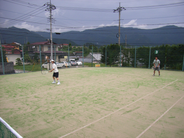 かなり前の写真ですが、会社の仲間とテニス合宿した時の写真です。
今は自分でプレイせず、プロの試合のTV観戦のみとなっています。