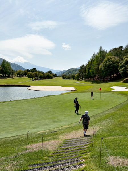 何年やっても一向に上手くなりませんが、ゴルフが大好きです。体が元気なうちは生涯続けていきたいスポーツです♪