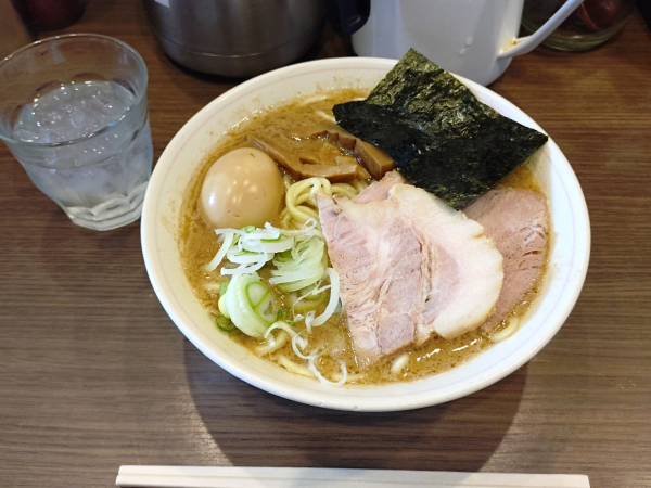 ご飯を食べることも好きで、初めて行くラーメン屋さんでは必ず看板メニューを注文します。