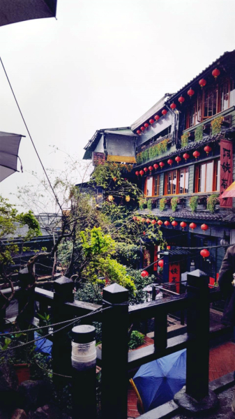 3年前（コロナ禍前）に行った台湾旅行の際、スタジオジブリ宮崎 駿 監督作品「千と千尋の神隠し」の舞台となった九份（きゅうふん）に行った際の写真です。その日は生憎の雨でしたが、それでも観光客の多さに大変驚きました！