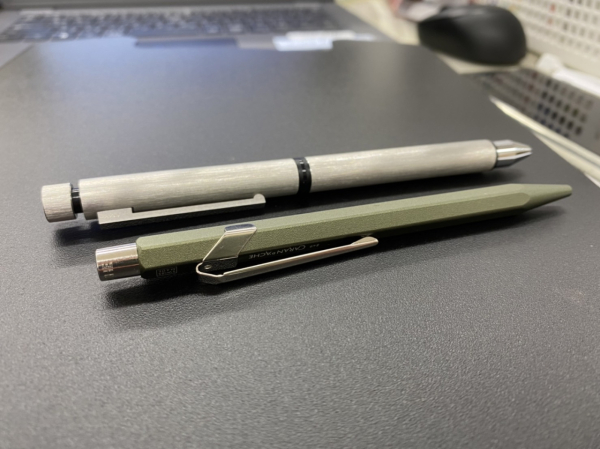 ボールペン収集が趣味です。LAMY TRI PEN（写真上）、CARAN d'ACHE 849 NESPRESSOモデル（写真下）を仕事では愛用しています。