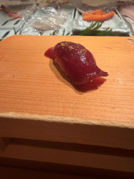 お寿司が大好きで、生エビと特に写真のマグロの漬けが大好きです！
写真のお店は玉寿司さんというところです！
