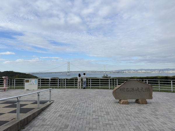 運転が大好きで、休日にはよくドライブをしています。写真は、淡路島から撮った明石海峡大橋です。景色を見ながらコーヒーを飲む時間が最高でした。
