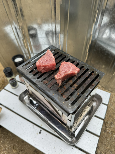 キャンプ好きの友人に誘われてデイキャンプをしたときの一枚です。キャンプ飯は非日常感があってとても美味しかったです。
