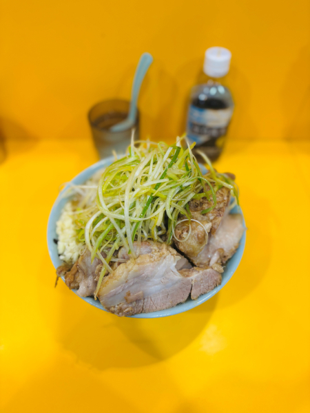 サウナ後のラーメンが好きです。ラーメン二郎のネギ・ぶた増しです。