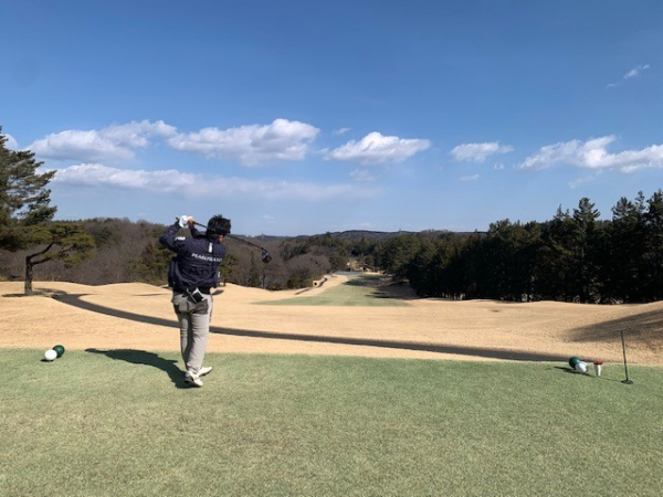 ここ数年【ゴルフ】にはまっています。
ゴルフ場は、緑が多く、空気も美味しい為、リラックスできます！
最近のスコアは、100前後を行ったり来たりしています♪