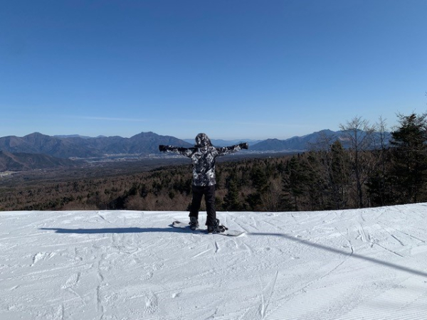 全然上手ではないですが、1年に1回は行こうと思い、板とウエア等を衝動買いしてしまいました。
スキー場で食べるカレーは最高に美味しいですね☆
