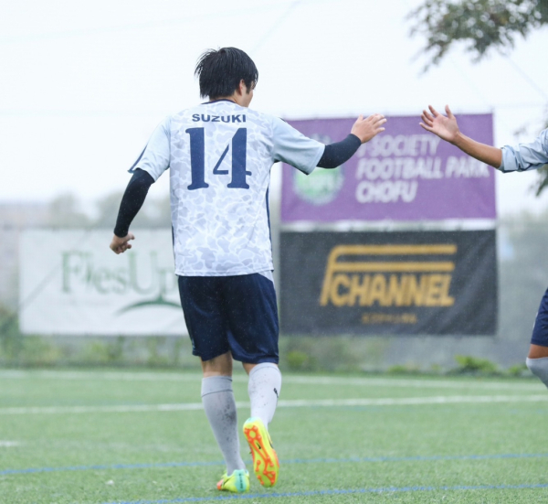 趣味はサッカーです！幼少期から今でも続けており、小中高のチームメイトを集めてチームを作りました。仲間と励ましあって試合に勝利したときは、すごく気持ちがいいです！