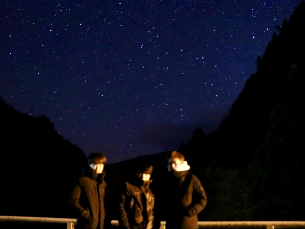 この写真は徳島県の剣山（つるぎさん）の山頂付近で撮ったものです。写真じゃ伝わりにくいですが人生で一番綺麗な星空でした。真冬は通行止めになっていて、山頂まで行けないので注意が必要です！！