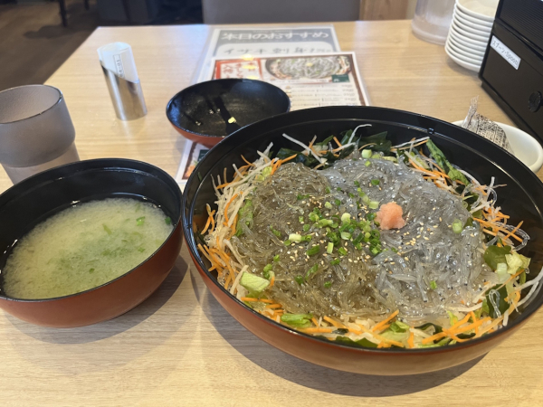 海鮮が大好物です。江ノ島で食べた生シラス丼は最高でした！