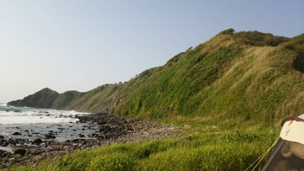 新潟県の北側にある小さな島・粟島（あわしま）に、二泊三日でキャンプに行った際の一枚です。キャンプ場は、水汲み場とトイレの他は海と山しかありません。その「何もないけど自然たっぷり」の場所はリフレッシュに最適でした！