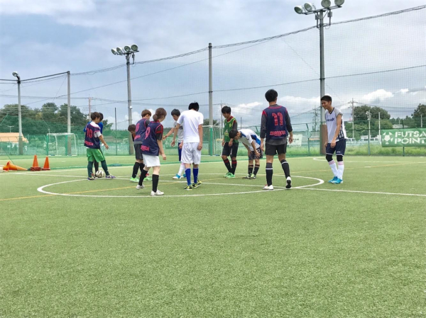 休日は、友達と集まりフットサルをしています。