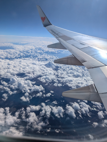 趣味は旅行です。
きれいな景色を見たり、美味しいものを食べたりしながら、その土地の雰囲気を感じるのが楽しみです。旅に出ることで気分転換にもなっています。