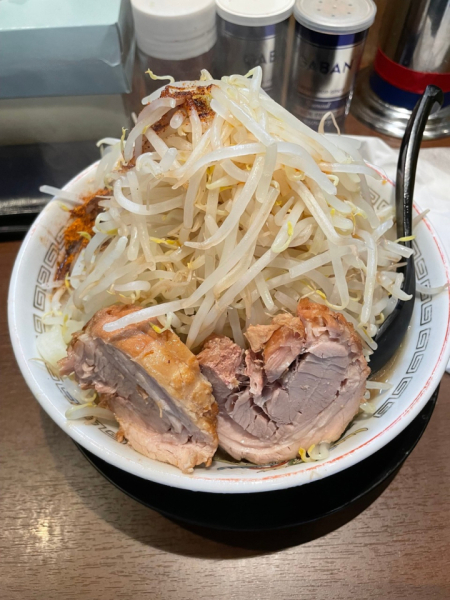 次郎系ラーメンは正直味が好きなわけではありませんが自分の限界への挑戦に度々向かってしまいます。