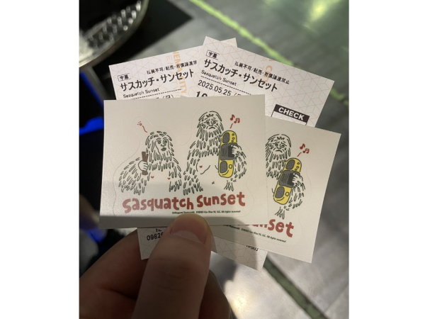 私の趣味は映画鑑賞です。特に好きなジャンルはホラーとアクションです。ホラー映画は怖いもの見たさで、いつの間にか熱中しました。アクション映画を見ると気持ちがスカッとするので爆発シーンやド派手なものをよく見ます。