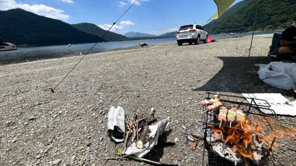 デイキャンプ風景②何かしら焼きながらひたすら食べてます。