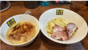 井の庄が好きすぎて、練馬駅近辺に住んでおります。
写真のつけ麺は見た目によらず辛いです。