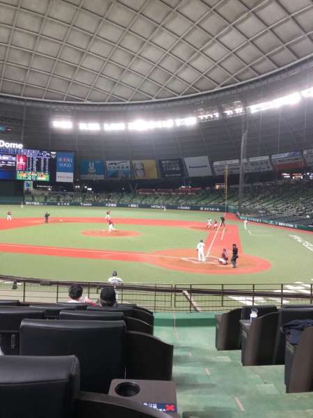 野球シーズン中は壱か月に1回は妻と野球観戦に行っています。子供が産まれましたので今年からは子供も連れて行きたいですね。写真は年に数回のバックネット裏の席からの写真です。