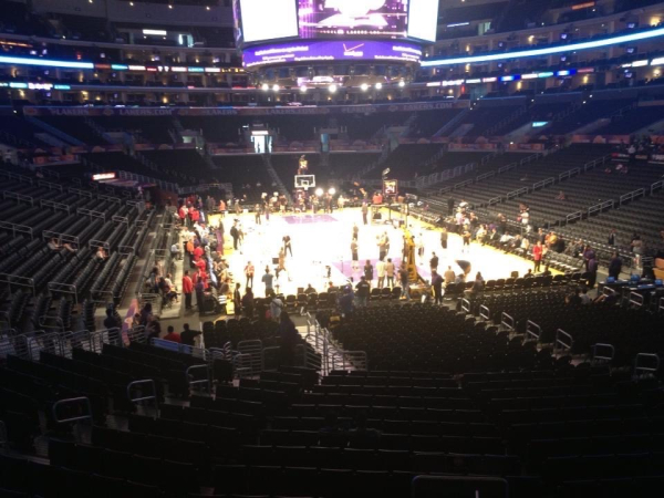 幼少期は東京都とロサンゼルスを行き来していた時期がありました。
写真は本場のNBAバスケットボールの試合を観戦した時（試合前ですが）の思い出です。その時に現役時代のコービー・ブライアント選手のプレーを見て感銘を受けたのを今でも覚えています。