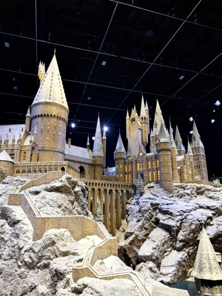 ハリーポッターの映画が好きです👓　スタジオツアーに行った時の写真です。舞台も見に行きました。