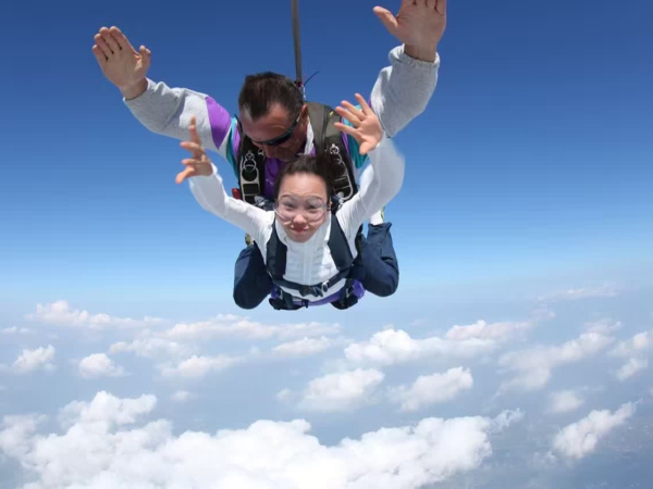 スカイダイビングに挑戦してみました、とっても楽しかったです。
