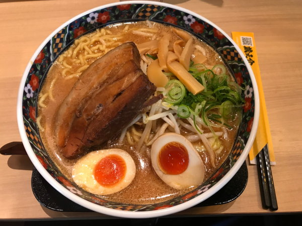 一番好きな食べ物はラーメンです。圧倒的にラーメンです。特に味噌。写真は個人的に一番おいしいと感じたラーメンです。味噌です。もちろんスープはなくなります。