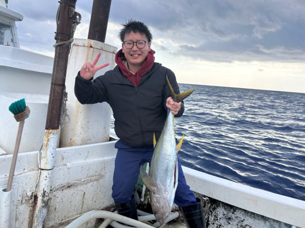 父の漁に邪魔にならないよう付いていき、父が釣ったマグロと写真を撮りました。※自分が釣ったような表情をしておりますが、船から落ちないよう必死にしがみついていました。