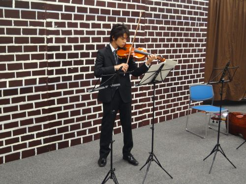 大学卒業まではクラシックを中心に音楽を楽しんでいました。
大学まではピアノを学び、入学後は並行してバイオリンを始めました。

どちらも出来たら格好良いという。今考えるとおかしな発想でしたが、一生の趣味と友人に出会えて始めて本当に良かったと思います。

また、ピアノ教室をご自宅で開きたいというご要望は意外と多く、私の初めての注文住宅は住宅兼ピアノ教室の設計でした。

ピアノ教室と言っても生徒のターゲット層でピアノの大きさや配置が変わります。
ここが私の営業の原点であり、ハウスメーカー巡りの趣味が始まった場所なのかなと思います。

今後も細々と趣味を楽しみながら仕事に活かしていきたいと思います。