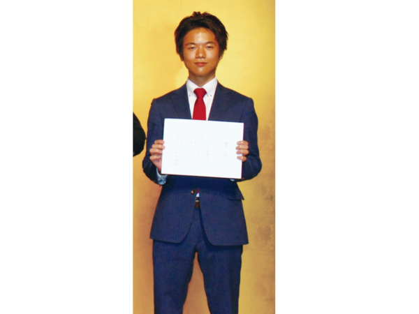 私が1年目に新人賞を受賞した時の写真です。
新卒・中途を含め、入社1年以内の売上で表彰された物です。

この時から多くのお客様に支えられて今に至りますが、家を売るというよりもどうしたらお客様が幸せになれるかを考える事で、結果に結びついたように感じます。

家を売る営業職ではありますが、今後もお客様の幸せを第一にご提案したいと思います。