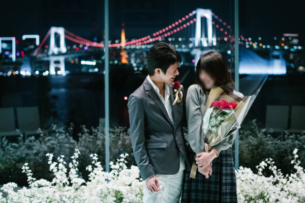 私は日ごろから人によろこんで貰いたいと思っており、その中でも一番大切な人へのプロポーズには力を入れました。
ホテルで食事をするだけと伝えており、会計後にレストランのスタッフの方に結婚式にも使用されるチャペルへ彼女を誘導していただきました。

緊張しましたが、演出の打ち合わせは楽しかったですし、彼女もよろこんでくれたので、準備してよかったなと思います。
今後も仕事でもプライベートでも沢山の人を笑顔にできるようにしていきたいと思っています。