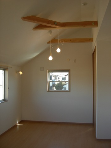 むき出しの梁は建物の安全性を感じ取れます☆