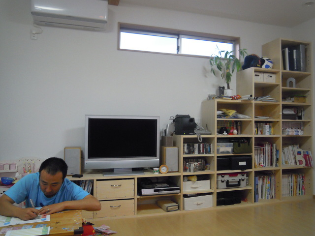 この見事な造付けのTVボード兼趣味箱も特注★注文だから叶うのです!!