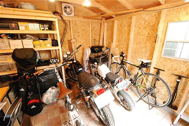 敷地内にはご主人様自慢のバイクガレージ付き★