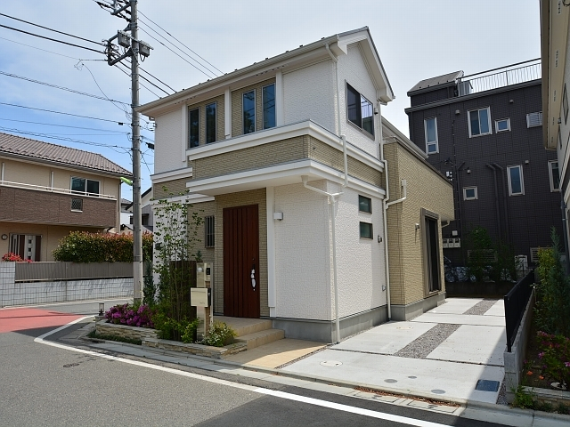 駐車スペースもラクラク2台入る素敵なお住まいです。