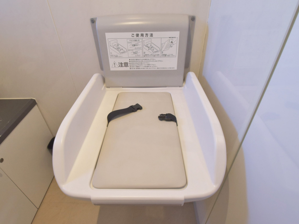 女性用トイレにはおむつ交換台がございます！