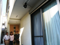新生活から２週間。ようやく荷物も片付いた新居の前で