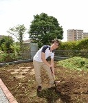 お庭手入れ中！