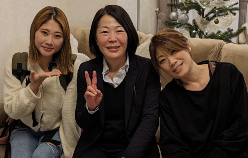 かずぽ～ん様のご新居にて、かずぽ～ん様奥様と背中には０歳のFくん！そして藤和ハウスで６年前にマイホームご購入いただきましたお母様と親子３世代(？)での撮影、ありがとうございます！