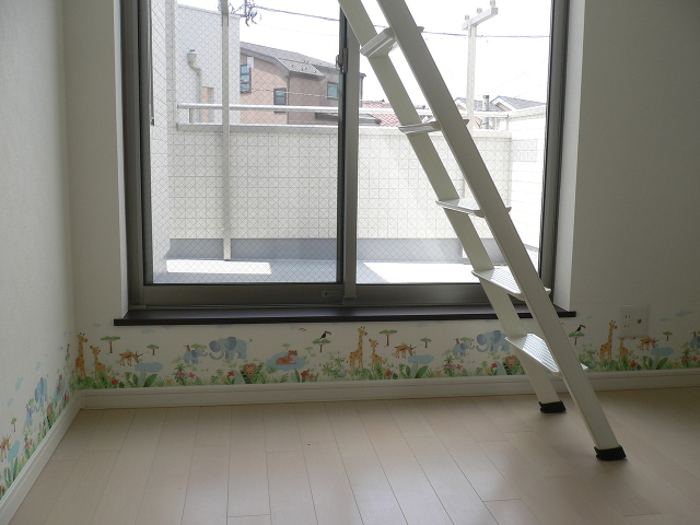 お子様のお部屋・・動物いっぱいの楽しいクロスです。