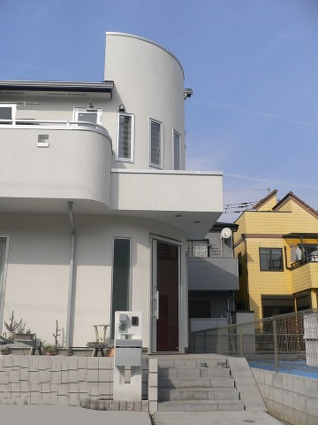 玄関上、背の高いアールのデザインが特徴です♪