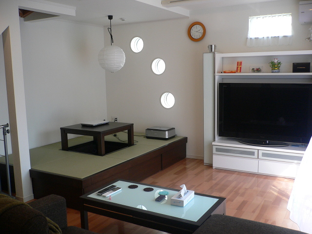 こだわりの『畳コーナー』ここでも丸い窓がアクセントに・・