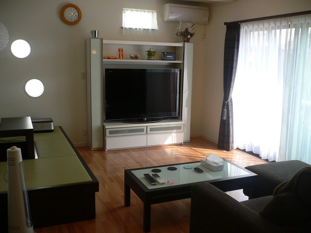 光のさしこむ明るいリビングです。