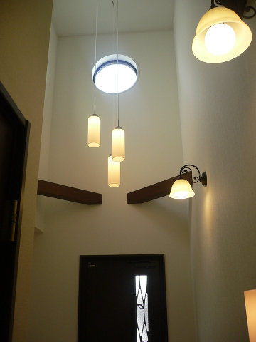 吹き抜けの明るい玄関です。