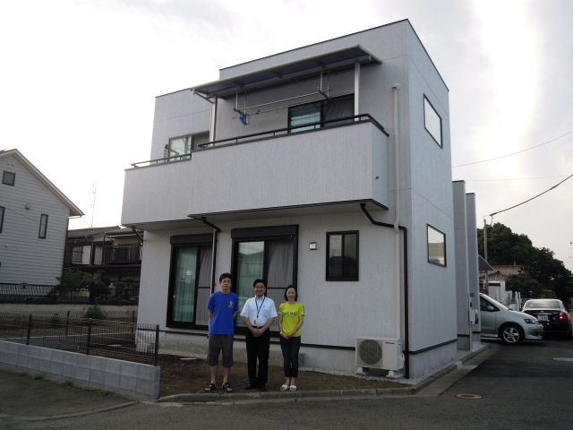スタイリッシュでモダンな邸宅の前にて…