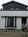 建物の全景をバックに。